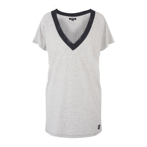 <span style="font-size:14px">FEATURES<br />
- 50% Cotton / 50% Polyester<br />
- Single jersey, 150gsm<br />
- Cotton mesh necktrim<br />
- Signature zigzag stitch at centre back<br />
- Regular fit</span>