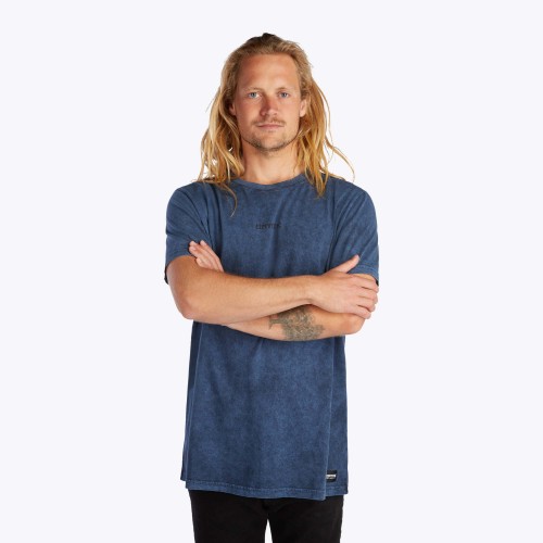 <span style="font-size:14px">FEATURES- 100% Cotton<br />
- Single jersey, 160gsm<br />
- Moon wash<br />
- Mysticboarding print at back<br />
- Regular fit, longer length</span>